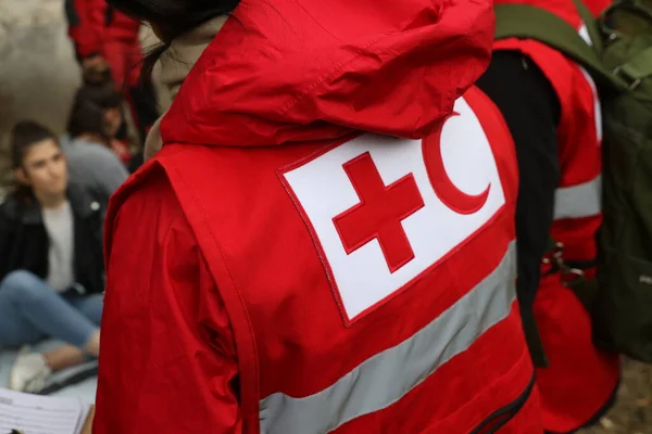 Üniforma üzerinde Kızıl Haç ve Kızıl Hilal sembolü olan detaylar. Kızıl Haç ve Kızıl Hilal, savaş veya doğal afet kurbanlarına yardım sağlayan uluslararası insani kuruluşlardır.