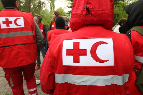 Üniforma üzerinde Kızıl Haç ve Kızıl Hilal sembolü olan detaylar. Kızıl Haç ve Kızıl Hilal, savaş veya doğal afet kurbanlarına yardım sağlayan uluslararası insani kuruluşlardır.