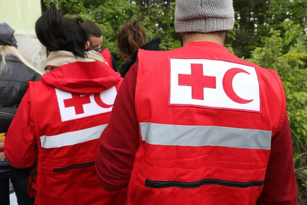 Üniforma üzerinde Kızıl Haç ve Kızıl Hilal sembolü olan detaylar. Kızıl Haç ve Kızıl Hilal, savaş veya doğal afet kurbanlarına yardım sağlayan uluslararası insani kuruluşlardır.