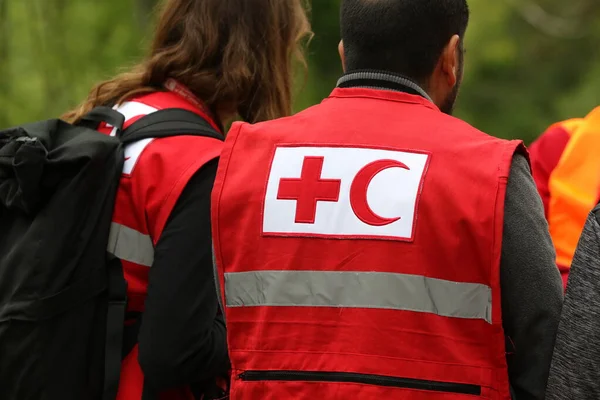 Üniforma üzerinde Kızıl Haç ve Kızıl Hilal sembolü olan detaylar. Kızıl Haç ve Kızıl Hilal, savaş veya doğal afet kurbanlarına yardım sağlayan uluslararası insani kuruluşlardır.