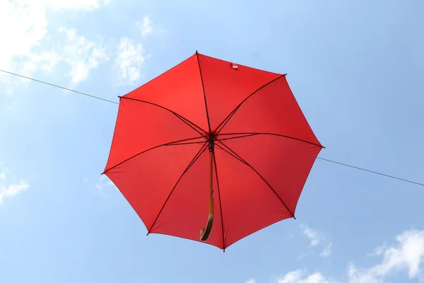 Bunte Regenschirme Bunte Regenschirme Fliegen Den Sommerblauen Himmel — Stockfoto