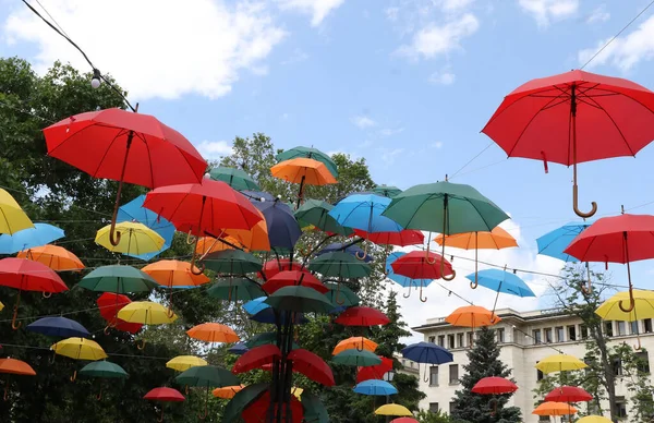 Bunte Regenschirme Bunte Regenschirme Fliegen Den Sommerblauen Himmel — Stockfoto