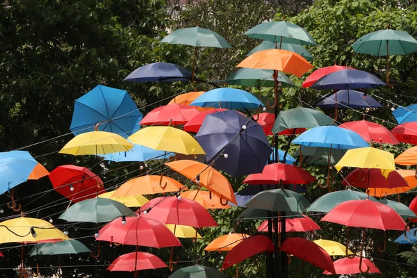 Bunte Regenschirme Bunte Regenschirme Fliegen Den Sommerblauen Himmel — Stockfoto