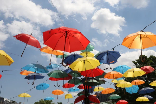 Bunte Regenschirme Bunte Regenschirme Fliegen Den Sommerblauen Himmel — Stockfoto