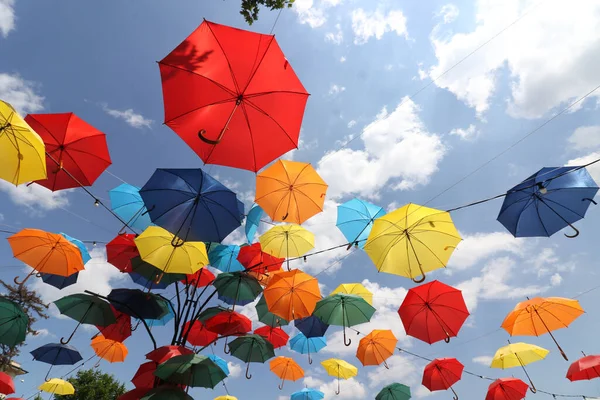 Bunte Regenschirme Bunte Regenschirme Fliegen Den Sommerblauen Himmel — Stockfoto