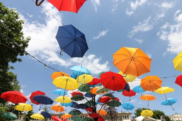 Bunte Regenschirme Bunte Regenschirme Fliegen Den Sommerblauen Himmel — Stockfoto