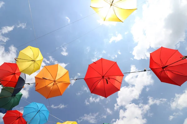 Bunte Regenschirme Bunte Regenschirme Fliegen Den Sommerblauen Himmel — Stockfoto