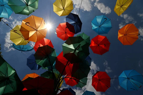 Guarda Chuvas Multicoloridos Guarda Chuvas Coloridos Voando Céu Azul Verão — Fotografia de Stock