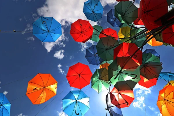 Guarda Chuvas Multicoloridos Guarda Chuvas Coloridos Voando Céu Azul Verão — Fotografia de Stock