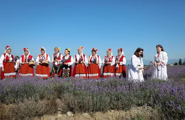 Karlovo Bulharsko Června 2020 Lidé Tradičních Kostýmech Účastní Starověkého Rituálu — Stock fotografie