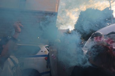 Sofya, Bulgaristan - 2 Eylül 2020: Hükümet karşıtı bir protesto sırasında parlamento binası önünde jandarmayla protestocular arasında çıkan çatışmalar. Binlerce protestocu Başbakan Boyko Borissov 'un istifasını talep ediyor