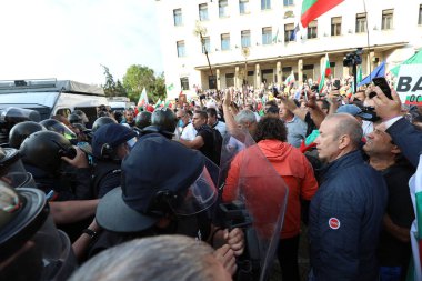 Sofya, Bulgaristan - 2 Eylül 2020: Hükümet karşıtı bir protesto sırasında parlamento binası önünde jandarmayla protestocular arasında çıkan çatışmalar. Binlerce protestocu Başbakan Boyko Borissov 'un istifasını talep ediyor