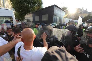 Sofya, Bulgaristan - 2 Eylül 2020: Hükümet karşıtı bir protesto sırasında parlamento binası önünde jandarmayla protestocular arasında çıkan çatışmalar. Binlerce protestocu Başbakan Boyko Borissov 'un istifasını talep ediyor