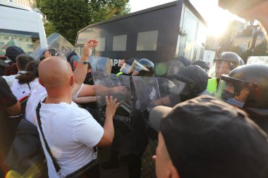 Sofya, Bulgaristan - 2 Eylül 2020: Hükümet karşıtı bir protesto sırasında parlamento binası önünde jandarmayla protestocular arasında çıkan çatışmalar. Binlerce protestocu Başbakan Boyko Borissov 'un istifasını talep ediyor
