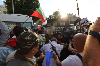 Sofya, Bulgaristan - 2 Eylül 2020: Hükümet karşıtı bir protesto sırasında parlamento binası önünde jandarmayla protestocular arasında çıkan çatışmalar. Binlerce protestocu Başbakan Boyko Borissov 'un istifasını talep ediyor