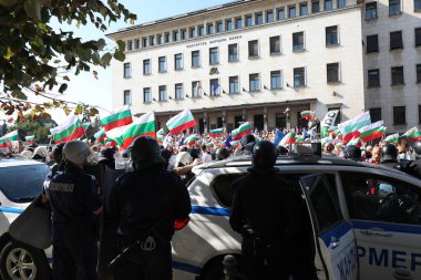Sofya, Bulgaristan - 2 Eylül 2020: Hükümet karşıtı bir protesto sırasında parlamento binası önünde jandarmayla protestocular arasında çıkan çatışmalar. Binlerce protestocu Başbakan Boyko Borissov 'un istifasını talep ediyor