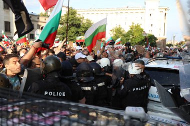 Sofya, Bulgaristan - 2 Eylül 2020: Hükümet karşıtı bir protesto sırasında parlamento binası önünde jandarmayla protestocular arasında çıkan çatışmalar. Binlerce protestocu Başbakan Boyko Borissov 'un istifasını talep ediyor