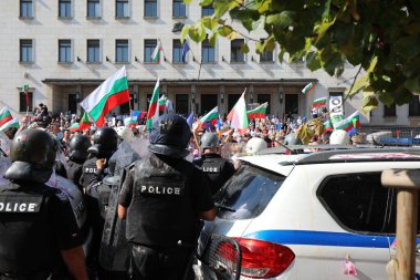 Sofya, Bulgaristan - 2 Eylül 2020: Hükümet karşıtı bir protesto sırasında parlamento binası önünde jandarmayla protestocular arasında çıkan çatışmalar. Binlerce protestocu Başbakan Boyko Borissov 'un istifasını talep ediyor