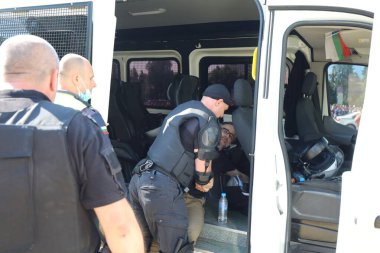 Sofya, Bulgaristan - 2 Eylül 2020: Hükümet karşıtı bir protesto sırasında parlamento binası önünde jandarmayla protestocular arasında çıkan çatışmalar. Binlerce protestocu Başbakan Boyko Borissov 'un istifasını talep ediyor