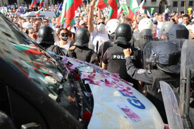 Sofya, Bulgaristan - 2 Eylül 2020: Hükümet karşıtı bir protesto sırasında parlamento binası önünde jandarmayla protestocular arasında çıkan çatışmalar. Binlerce protestocu Başbakan Boyko Borissov 'un istifasını talep ediyor