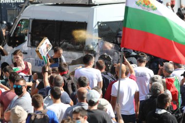 Sofya, Bulgaristan - 2 Eylül 2020: Hükümet karşıtı bir protesto sırasında parlamento binası önünde jandarmayla protestocular arasında çıkan çatışmalar. Binlerce protestocu Başbakan Boyko Borissov 'un istifasını talep ediyor