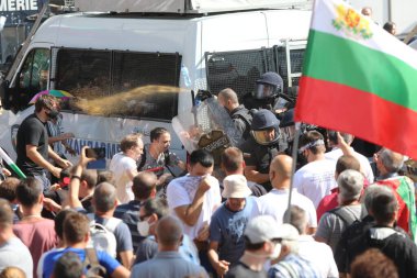 Sofya, Bulgaristan - 2 Eylül 2020: Hükümet karşıtı bir protesto sırasında parlamento binası önünde jandarmayla protestocular arasında çıkan çatışmalar. Binlerce protestocu Başbakan Boyko Borissov 'un istifasını talep ediyor