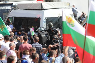 Sofya, Bulgaristan - 2 Eylül 2020: Hükümet karşıtı bir protesto sırasında parlamento binası önünde jandarmayla protestocular arasında çıkan çatışmalar. Binlerce protestocu Başbakan Boyko Borissov 'un istifasını talep ediyor