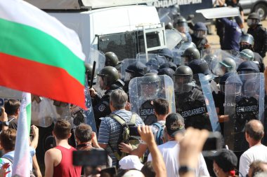 Sofya, Bulgaristan - 2 Eylül 2020: Hükümet karşıtı bir protesto sırasında parlamento binası önünde jandarmayla protestocular arasında çıkan çatışmalar. Binlerce protestocu Başbakan Boyko Borissov 'un istifasını talep ediyor