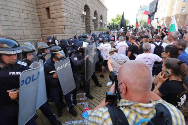 Sofya, Bulgaristan - 2 Eylül 2020: Hükümet karşıtı bir protesto sırasında parlamento binası önünde jandarmayla protestocular arasında çıkan çatışmalar. Binlerce protestocu Başbakan Boyko Borissov 'un istifasını talep ediyor