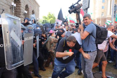 Sofya, Bulgaristan - 2 Eylül 2020: Hükümet karşıtı bir protesto sırasında parlamento binası önünde jandarmayla protestocular arasında çıkan çatışmalar. Binlerce protestocu Başbakan Boyko Borissov 'un istifasını talep ediyor
