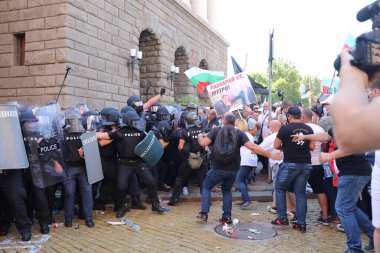 Sofya, Bulgaristan - 2 Eylül 2020: Hükümet karşıtı bir protesto sırasında parlamento binası önünde jandarmayla protestocular arasında çıkan çatışmalar. Binlerce protestocu Başbakan Boyko Borissov 'un istifasını talep ediyor
