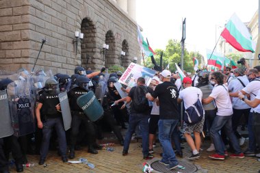 Sofya, Bulgaristan - 2 Eylül 2020: Hükümet karşıtı bir protesto sırasında parlamento binası önünde jandarmayla protestocular arasında çıkan çatışmalar. Binlerce protestocu Başbakan Boyko Borissov 'un istifasını talep ediyor