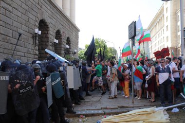 Sofya, Bulgaristan - 2 Eylül 2020: Hükümet karşıtı bir protesto sırasında parlamento binası önünde jandarmayla protestocular arasında çıkan çatışmalar. Binlerce protestocu Başbakan Boyko Borissov 'un istifasını talep ediyor