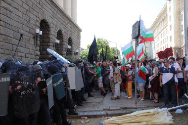 Sofya, Bulgaristan - 2 Eylül 2020: Hükümet karşıtı bir protesto sırasında parlamento binası önünde jandarmayla protestocular arasında çıkan çatışmalar. Binlerce protestocu Başbakan Boyko Borissov 'un istifasını talep ediyor