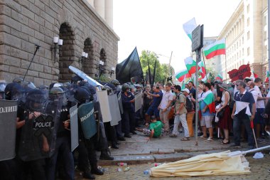 Sofya, Bulgaristan - 2 Eylül 2020: Hükümet karşıtı bir protesto sırasında parlamento binası önünde jandarmayla protestocular arasında çıkan çatışmalar. Binlerce protestocu Başbakan Boyko Borissov 'un istifasını talep ediyor