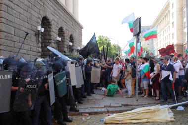Sofya, Bulgaristan - 2 Eylül 2020: Hükümet karşıtı bir protesto sırasında parlamento binası önünde jandarmayla protestocular arasında çıkan çatışmalar. Binlerce protestocu Başbakan Boyko Borissov 'un istifasını talep ediyor