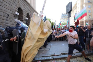 Sofya, Bulgaristan - 2 Eylül 2020: Hükümet karşıtı bir protesto sırasında parlamento binası önünde jandarmayla protestocular arasında çıkan çatışmalar. Binlerce protestocu Başbakan Boyko Borissov 'un istifasını talep ediyor