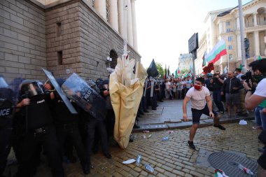 Sofya, Bulgaristan - 2 Eylül 2020: Hükümet karşıtı bir protesto sırasında parlamento binası önünde jandarmayla protestocular arasında çıkan çatışmalar. Binlerce protestocu Başbakan Boyko Borissov 'un istifasını talep ediyor
