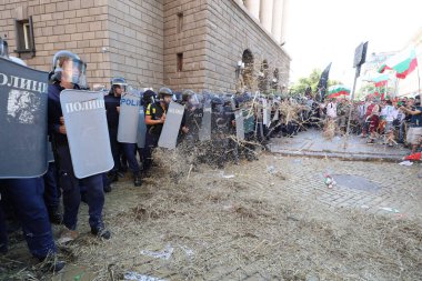 Sofya, Bulgaristan - 2 Eylül 2020: Hükümet karşıtı bir protesto sırasında parlamento binası önünde jandarmayla protestocular arasında çıkan çatışmalar. Binlerce protestocu Başbakan Boyko Borissov 'un istifasını talep ediyor