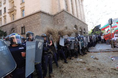 Sofya, Bulgaristan - 2 Eylül 2020: Hükümet karşıtı bir protesto sırasında parlamento binası önünde jandarmayla protestocular arasında çıkan çatışmalar. Binlerce protestocu Başbakan Boyko Borissov 'un istifasını talep ediyor