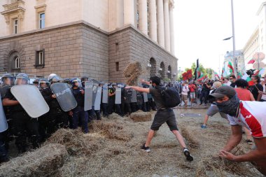 Sofya, Bulgaristan - 2 Eylül 2020: Hükümet karşıtı bir protesto sırasında parlamento binası önünde jandarmayla protestocular arasında çıkan çatışmalar. Binlerce protestocu Başbakan Boyko Borissov 'un istifasını talep ediyor