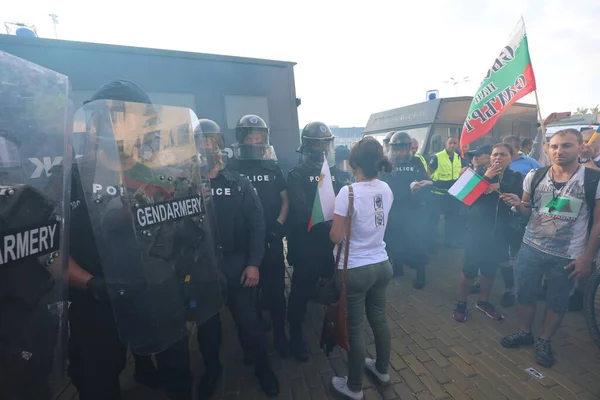 Sofya, Bulgaristan - 2 Eylül 2020: Hükümet karşıtı bir protesto sırasında parlamento binası önünde jandarmayla protestocular arasında çıkan çatışmalar. Binlerce protestocu Başbakan Boyko Borissov 'un istifasını talep ediyor