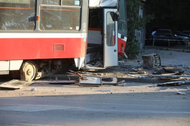 Sofya, Bulgaristan - 2 Eylül 2025: 22 numaralı tramvay kavşakta rayıverdi ve Romanya Büyükelçiliği yakınlarındaki bir altgeçide çarptı, 2 Eylül 2025, Sofya, Bulgaristan