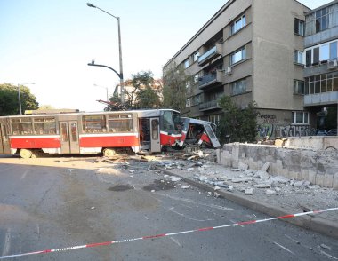 Sofya, Bulgaristan - 2 Eylül 2025: 22 numaralı tramvay kavşakta rayıverdi ve Romanya Büyükelçiliği yakınlarındaki bir altgeçide çarptı, 2 Eylül 2025, Sofya, Bulgaristan