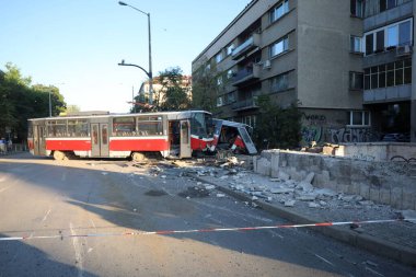 Sofya, Bulgaristan - 2 Eylül 2025: 22 numaralı tramvay kavşakta rayıverdi ve Romanya Büyükelçiliği yakınlarındaki bir altgeçide çarptı, 2 Eylül 2025, Sofya, Bulgaristan