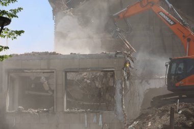 Kazıcı Bulgaristan 'ın Sofya kentinde yeniden inşa için bir binayı yıkıyor. Eski bir binanın tuğla duvarının yıkılması