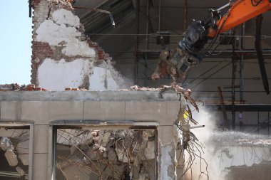 Kazıcı Bulgaristan 'ın Sofya kentinde yeniden inşa için bir binayı yıkıyor. Eski bir binanın tuğla duvarının yıkılması