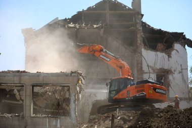 Kazıcı Bulgaristan 'ın Sofya kentinde yeniden inşa için bir binayı yıkıyor. Eski bir binanın tuğla duvarının yıkılması