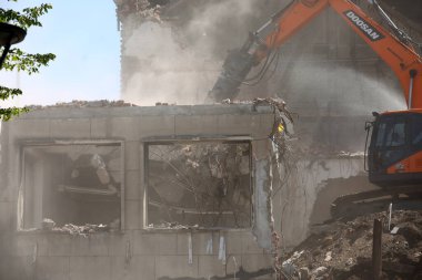 Kazıcı Bulgaristan 'ın Sofya kentinde yeniden inşa için bir binayı yıkıyor. Eski bir binanın tuğla duvarının yıkılması