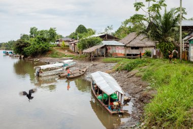 Nuevo Andoas toplumunun girişinin görüntüsüne, Pastaza nehri üzerinden ulaşılmaktadır..